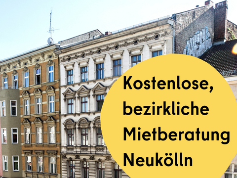 Flyervorderseite der bezirklichen kostenlosen Mietberatung Schriftzug auf gelber Blase mit neuköllner Häuserfront im Hintergrund